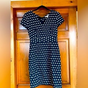 Banana Republic polka-dot lined & fitted dress. Knee-length, cupped sleeves